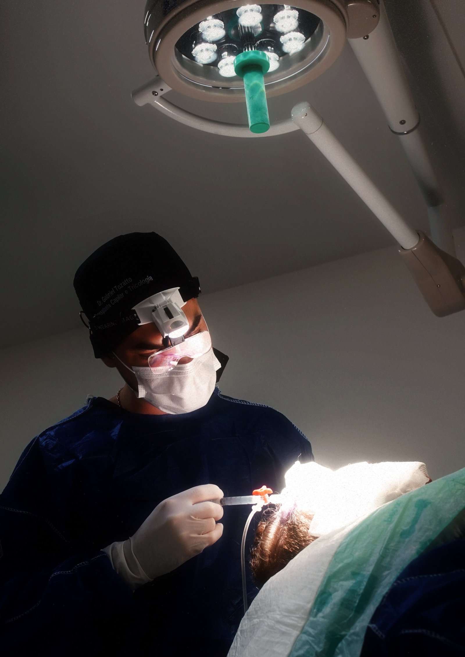 Centro cirúrgico durante um transplante capilar